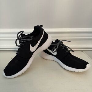 Nike Roche Ones 7.5